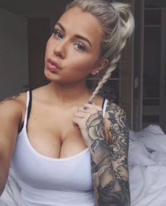 blonde tatouée sexy