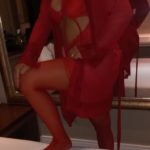 femme mature en lingerie sexy rouge